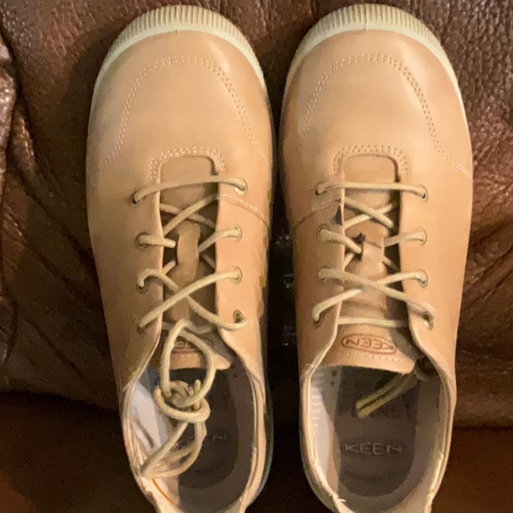 Keen leather shoes. Natural color Size 6 M
